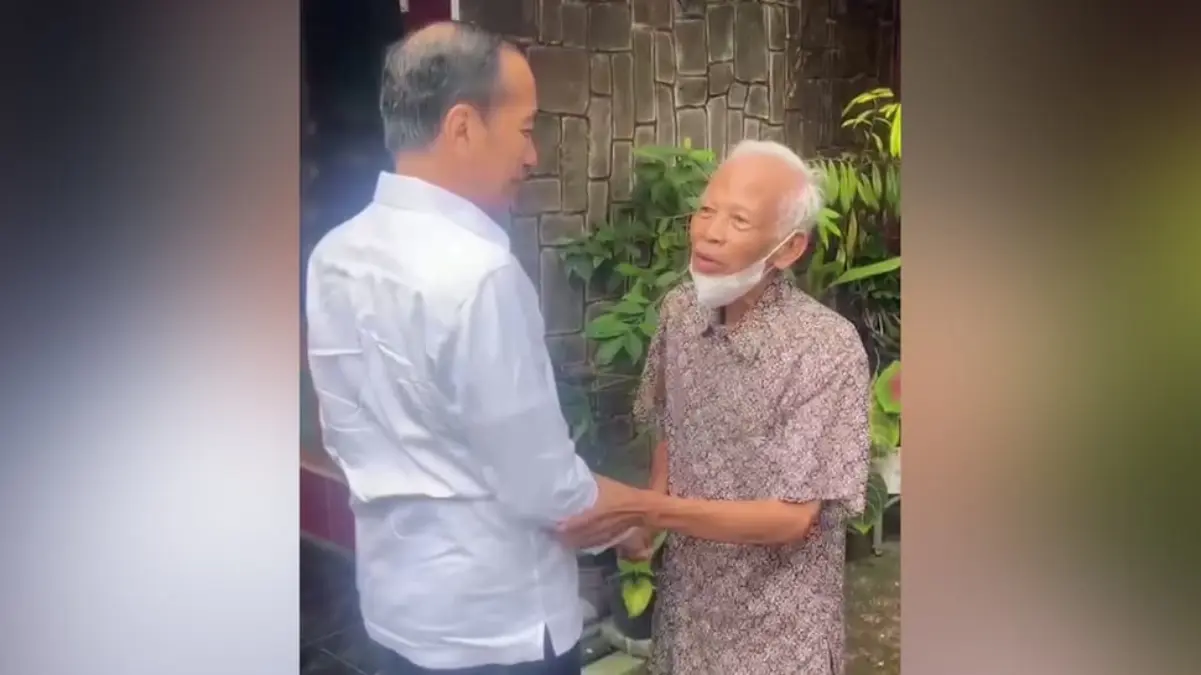 Dosen Pembimbing Akademik saat kuliah di Fakultas Kehutanan UGM, Ir. Kasmudjo saat dikunjungi Jokowi di kediam