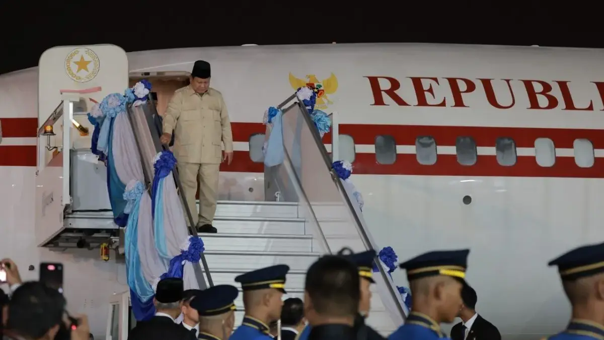 Presiden RI Prabowo Subianto saat tiba di Bandara Don Mueang Royal Thai Air Force Base, Thailand, Sabtu (17/5/