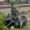 Tangkap layar sejumlah sepeda motor ringsek akibat tertabrak KA Malioboro Ekspres di Magetan pada Senin (19/5/