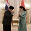 Presiden Prabowo Subianto (kiri) dan Perdana Menteri Thailand Paetongtarn Shinawatra (kanan) menunjukkan gestu