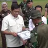 Momen pelepasan siswa setelah mengikuti pendidikan berkarakter bela negara. (Youtube/Kang Dedi Mulyadi Channel