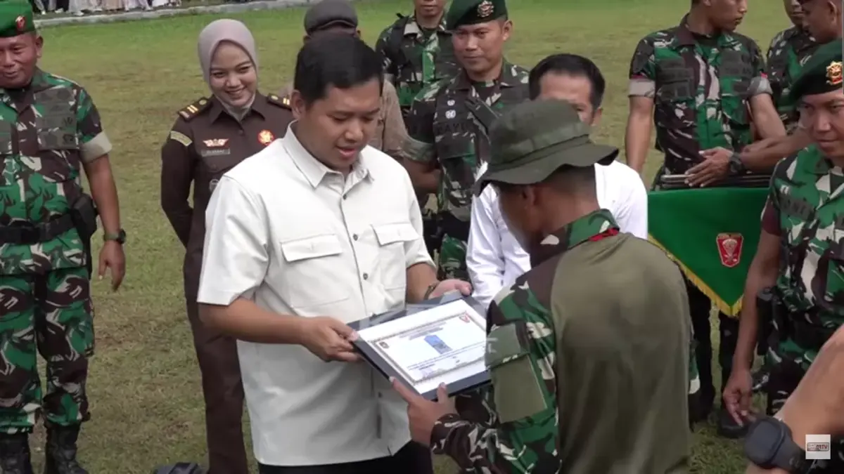 Momen pelepasan siswa setelah mengikuti pendidikan berkarakter bela negara. (Youtube/Kang Dedi Mulyadi Channel