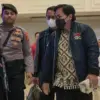 Petugas KPK bersama polisi berjalan keluar usai melakukan penggeledahan di Kantor Kementerian Ketenagakerjaan,