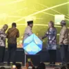 Presiden Prabowo Subianto (tengah) berjabat tangan dengan Presiden IPA Carole J. Gall (kedua kanan) disaksikan