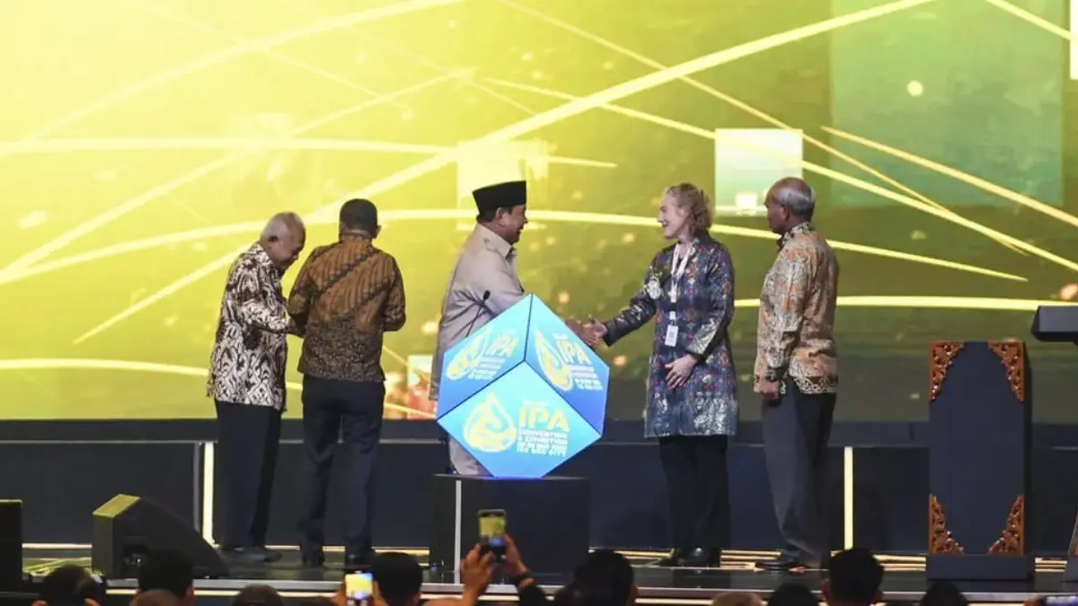 Presiden Prabowo Subianto (tengah) berjabat tangan dengan Presiden IPA Carole J. Gall (kedua kanan) disaksikan