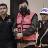 Mantan Dirut PT Sri Rejeki Isman Tbk (Sritex) Iwan Setiawan Lukminto (tengah) dikawal petugas menuju mobil tah