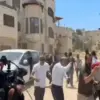 Para diplomat asing dan wartawan yang berkunjung ke Jenin, Tepi Barat, Palestina, berlarian setelah pasukan Is