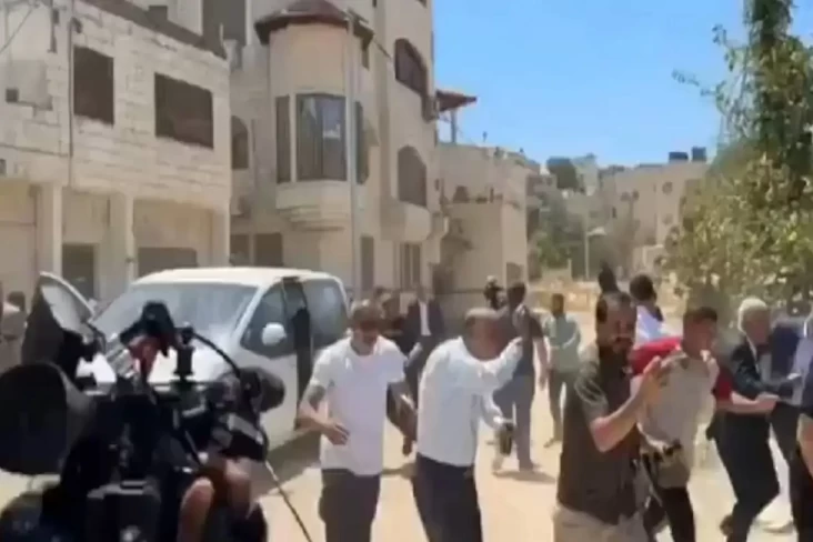Para diplomat asing dan wartawan yang berkunjung ke Jenin, Tepi Barat, Palestina, berlarian setelah pasukan Is