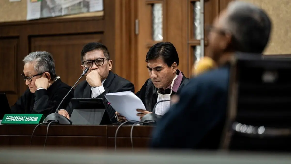 Terdakwa kasus dugaan perintangan penyidik kasus korupsi Harun Masiku dan pemberian suap, Hasto Kristiyanto (k