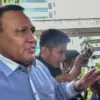Mantan Ketua Komisi Pemberantasan Korupsi (KPK) Firli Bahuri (kiri) berjalan seusai menjalani pemeriksaan oleg