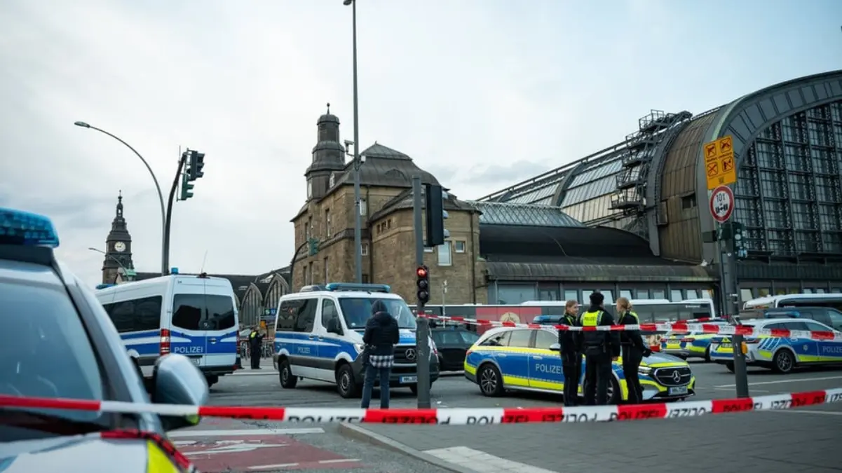 Polisi bekerja di lokasi kejadian di stasiun kereta api utama Hamburg tempat beberapa orang ditikam pada 23 Me