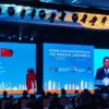 Presiden RI Prabowo Subianto menyampaikan sambutan dalam pertemuan bisnis yang diselenggarakan oleh Kadin Indo
