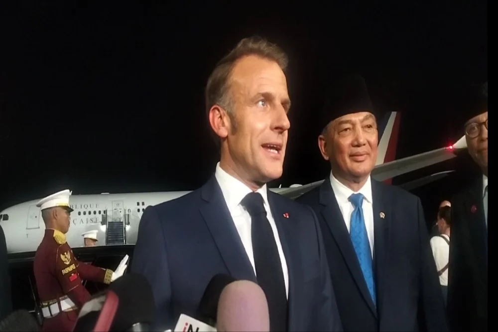 Presiden Prancis Emmanuel Macron menyampaikan rasa senangnya dapat kembali mengunjungi Indonesia saat tiba di