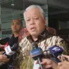Kepala Pusat Penerangan Hukum (Kapuspenkum) Kejaksaan Agung Harli Siregar berbicara dengan awak media di Gedun