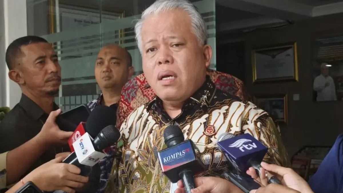 Kepala Pusat Penerangan Hukum (Kapuspenkum) Kejaksaan Agung Harli Siregar berbicara dengan awak media di Gedun