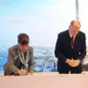 Ketua Umum Asosiasi Pengusaha Indonesia (Apindo) Shinta Widjaja Kamdani saat menandatangani nota kesepahaman (