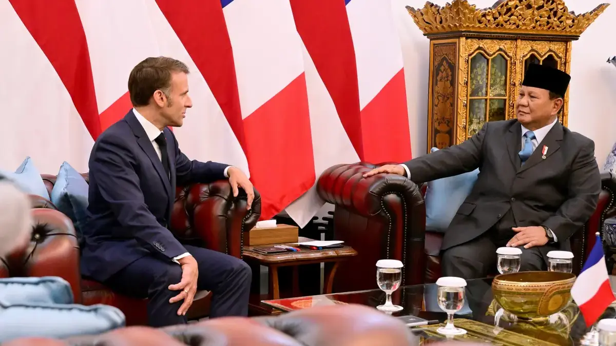 Presiden RI Prabowo Subianto bersama Presiden Prancis, Emmanuel Macron sedang berbincang dalam pertemuan di Is