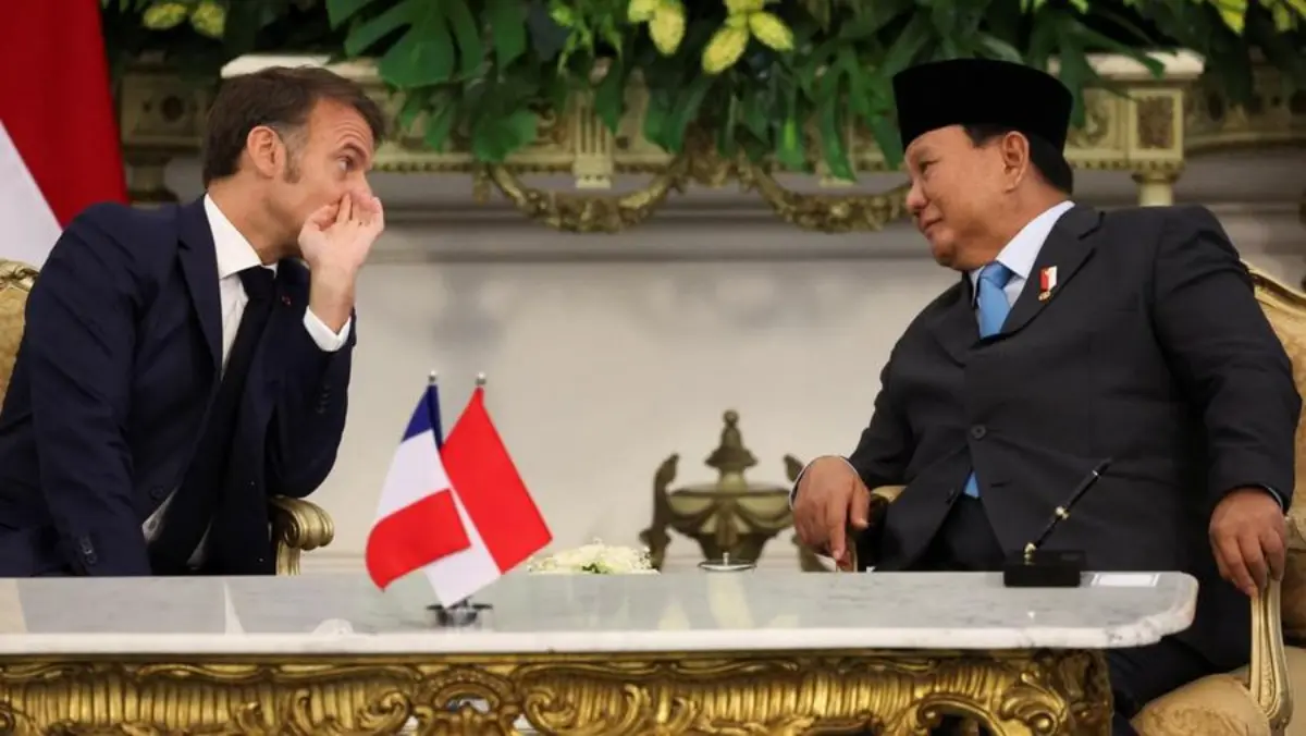 Presiden RI Prabowo Subianto bersama Presiden Prancis, Emmanuel Macron sedang berbincang dalam pertemuan di Is