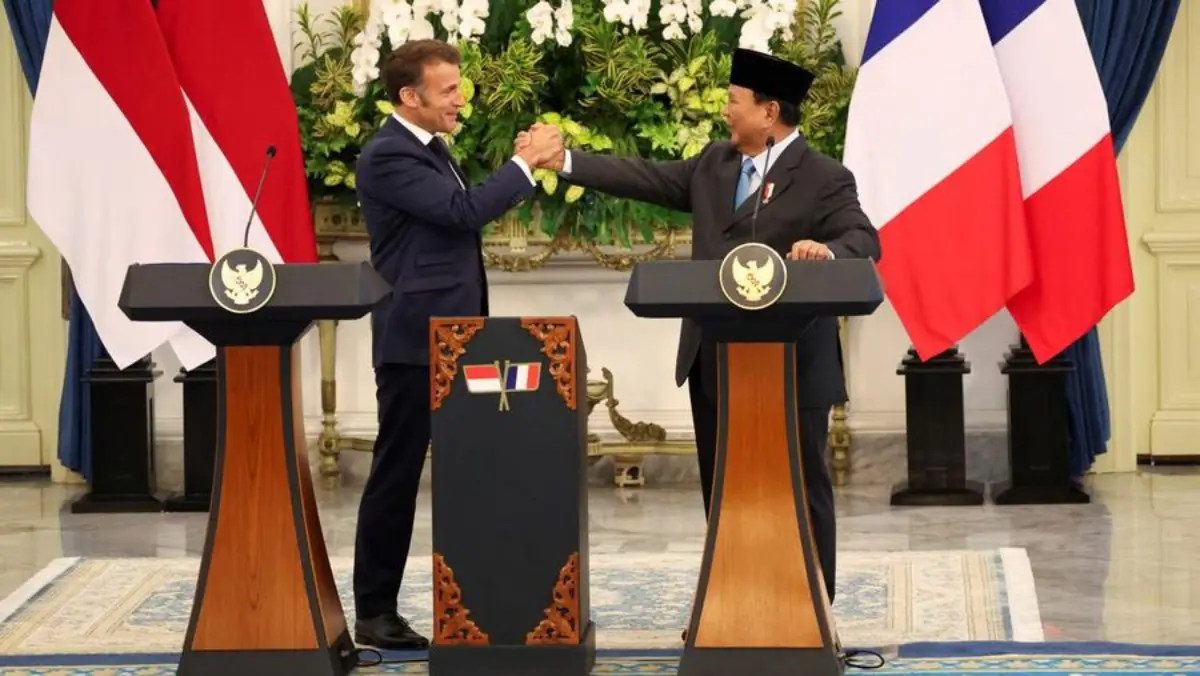 Presiden RI Prabowo Subianto bersama Presiden Prancis, Emmanuel Macron sedang berbincang dalam pertemuan di Is