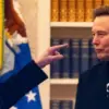 Presiden AS Donald Trump dan Elon Musk (kanan) berbincang sebelum meninggalkan Gedung Putih dalam perjalanan m