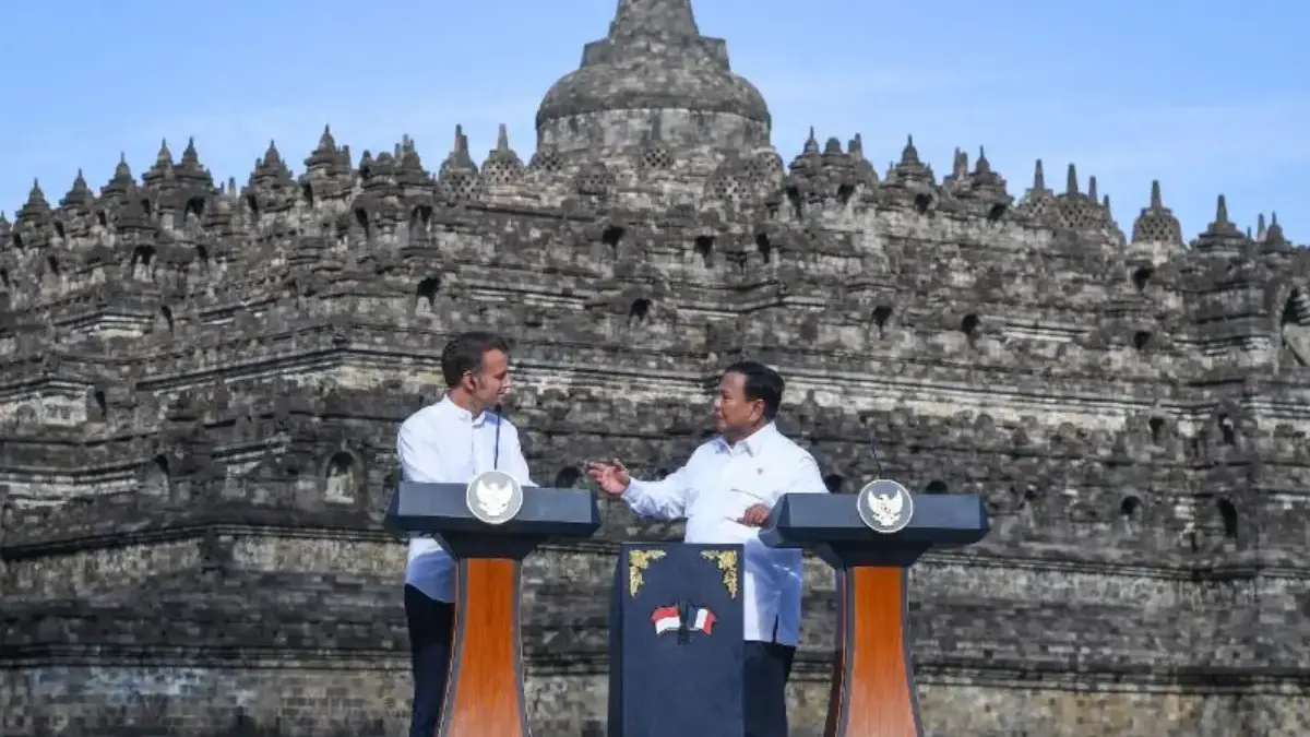 Presiden Prabowo Subianto (kanan) dan Presiden Prancis Emmanuel Macron (kiri) berbincang sebelum konferensi pe
