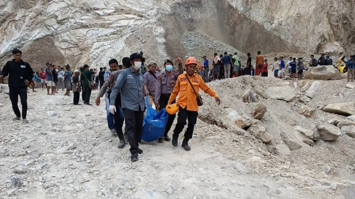 Evakuasi longsor di Tambang Galian C Gunung Kuda, Cipanas, Dukupuntang, Cirebon, Jawa Barat, Jumat (30/5/2025)