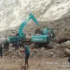 Suasana di lokasi longsor galian c Gunung Kuda, Desa Cipanas, Kecamatan Dukupuntang, Kabupaten Cirebon, Jumat
