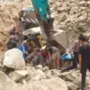 Proses evakuasi korban longsor tambang batu, di Kabupaten Cirebon, Jawa Barat, Jumat (30/5). (Foto: Dok. Humas