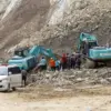Petugas gabungan dengan alat berat mencari korban longsor yang tertimbun bebatuan di lokasi galian C, Cipanas,
