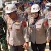 Kapolda Jabar Irjen Polisi Rudi Setiawan (tengah) saat meninjau lokasi longsor di Gunung Kuda Cirebon, Jawa Ba