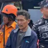 Taryana (tengah), salah satu korban selamat dalam musibah tambang longsor di Gunung Kuda Cirebon, Jawa Barat,