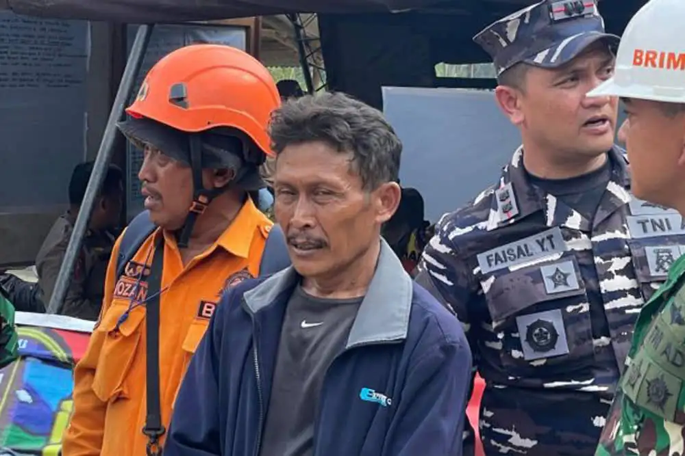 Taryana (tengah), salah satu korban selamat dalam musibah tambang longsor di Gunung Kuda Cirebon, Jawa Barat,