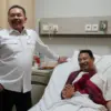 Jaksa Agung Sanitiar (St.) Burhanuddin menjenguk seorang pegawai Pusat Data Statistik Kriminal dan Teknologi I
