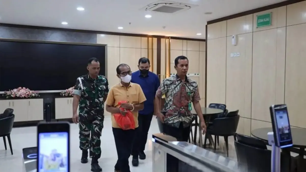Tersangka berinisial LSN saat ditangkap oleh pihak Kejati DKI Jakarta pada Rabu (28/5/2025). ANTARA/HO-Humas K