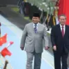 Presiden Prabowo Subianto (kedua kanan) bersama Perdana Menteri China Li Qiang (kanan) melakukan inspeksi bari