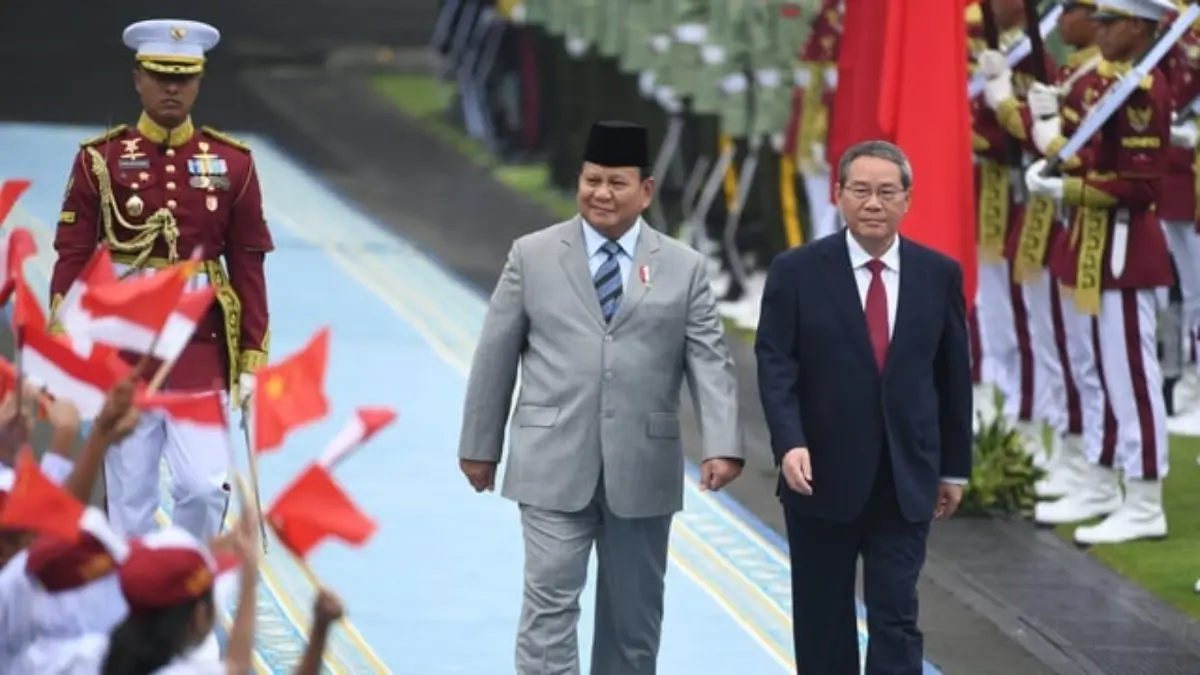 Presiden Prabowo Subianto (kedua kanan) bersama Perdana Menteri China Li Qiang (kanan) melakukan inspeksi bari