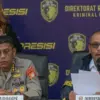 Dirreskrimum Polda Metro Jaya Kombes Pol Wira Satya (kanan) dan Karoops Polda Metro Jaya Kombes Pol I Ketut Ge