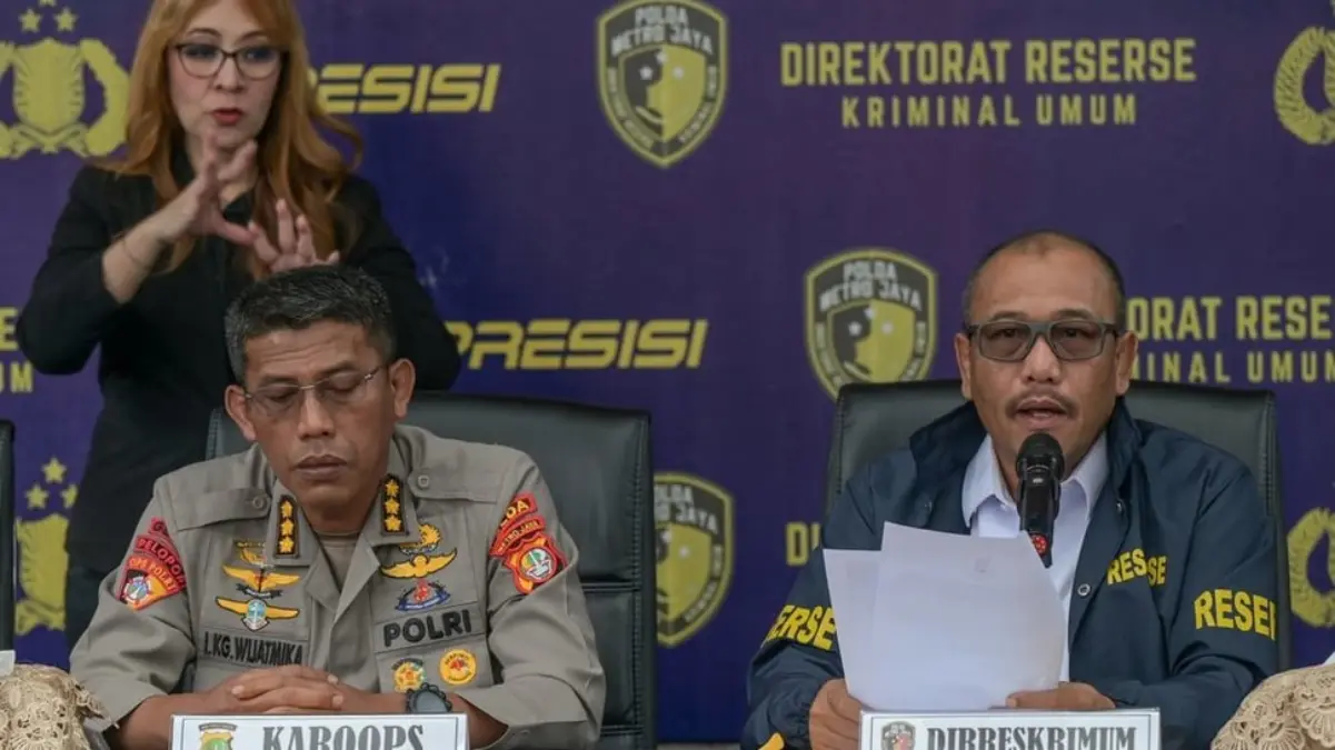 Dirreskrimum Polda Metro Jaya Kombes Pol Wira Satya (kanan) dan Karoops Polda Metro Jaya Kombes Pol I Ketut Ge