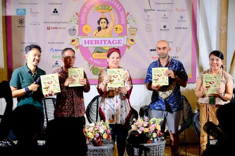 Peluncuran buku “Tradisi Makan Siang Indonesia” di Ubud Food Festival 2025 pada Sabtu (31/5/2025). (ANTARA/HO)