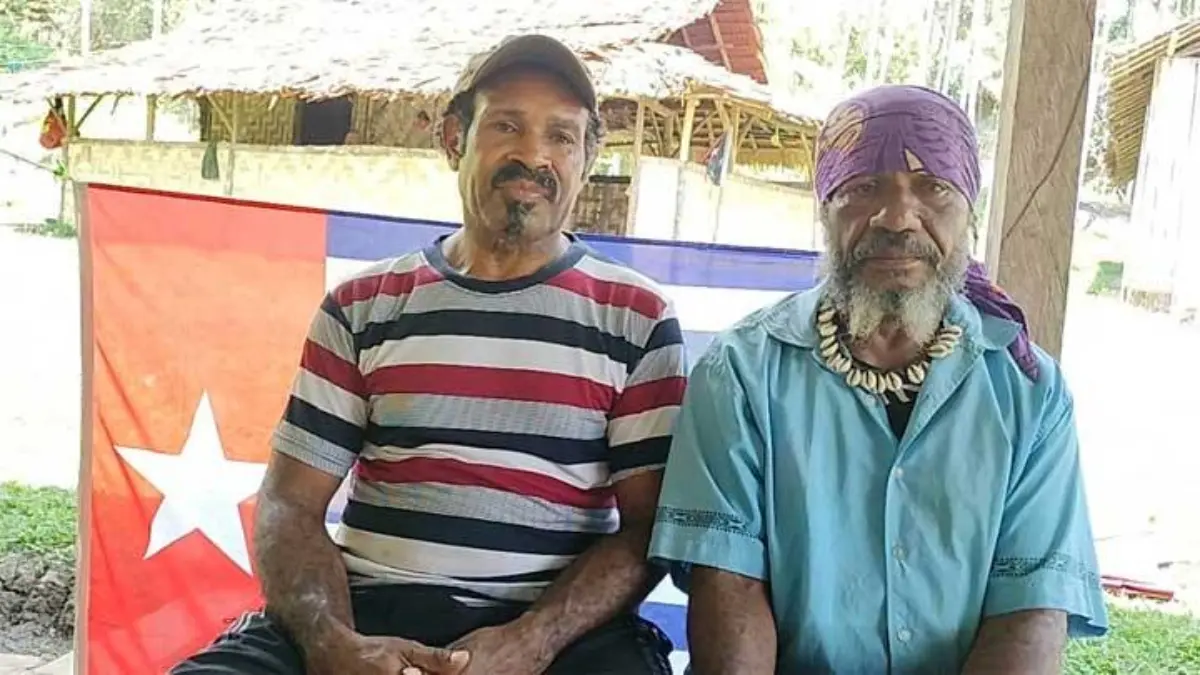 Mayor Amri Tabuni (kemeja biru) dan Sebby Sambom (kaos garis-garis). Dokumentasi TPNPB OPM