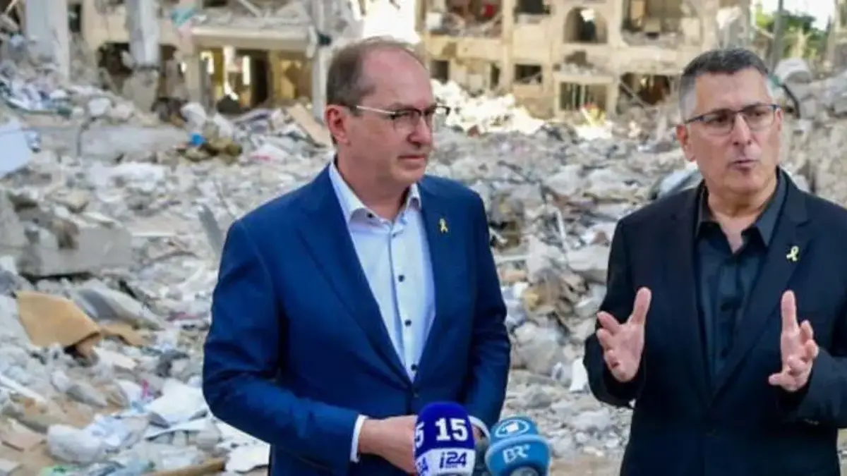Menteri Dalam Negeri Jerman Alexander Dobrindt, kiri, dan Menteri Luar Negeri Gideon Sa\'ar mengunjungi lokasi