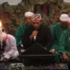 Prosesi pembacaan Babad Cirebon di Keraton Kanoman Cirebon, pada Jumat (27/6) malam.