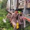Personel Polres Nganjuk tengah mengevakuasi jasad Sucipto (50) warga Kecamatan Panekan, Magetan, Kamis (5/6/20