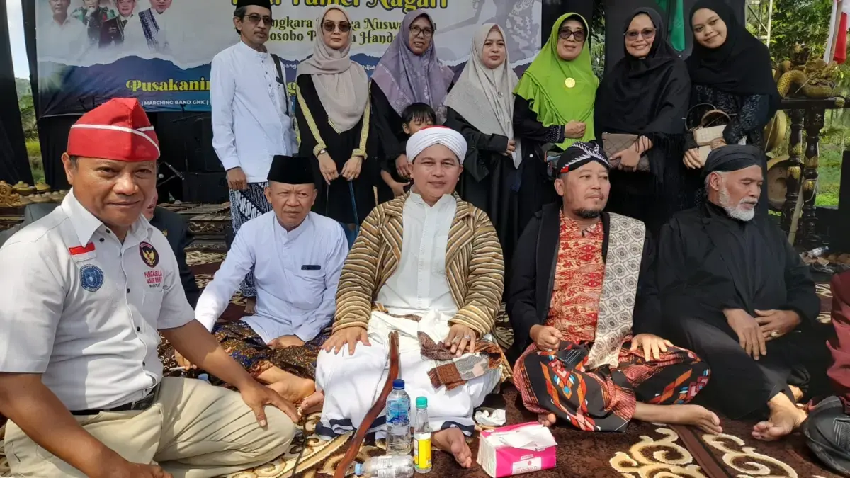 Koordinator Komunitas Pancasila Dasar NKRI Bukan Pilar, Kanjeng Pangeran Eri Ratmanto Dwijonagoro (kiri) dan K