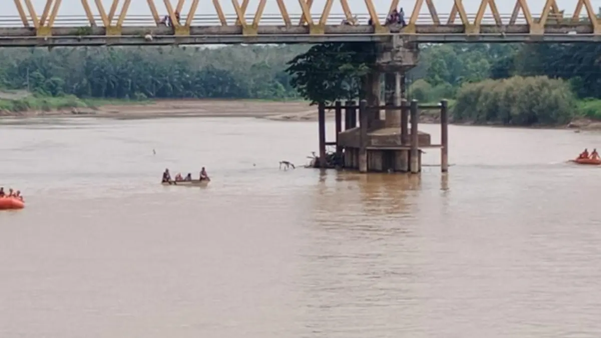 Tim SAR gabungan melakukan pencarian jasad Suyono (67), bos sawit korban pembunuhan yang dibuang ke Sungai Ind