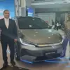 Head of Public Relation and Government Relation PT BYD Motor Indonesia Luther Panjaitan saat memamerkan BYD M6