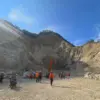Proses pencarian dan evakuasi korban longsor di Gunung Kuda Cirebon, Jawa Barat, Rabu (4/6/2025). (Foto: Antar