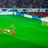 Ole Romeny mengeksekusi penalti.