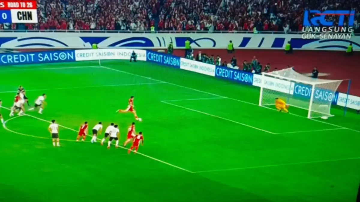 Ole Romeny mengeksekusi penalti.
