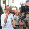 Mantan Dirjen Binapenta dan PKK Kementerian Ketenagakerjaan 2020-2023 Suhartono (kiri) menjawab pertanyaan war